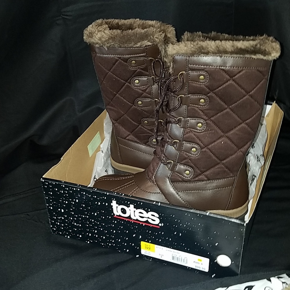 NIB Totes Boots